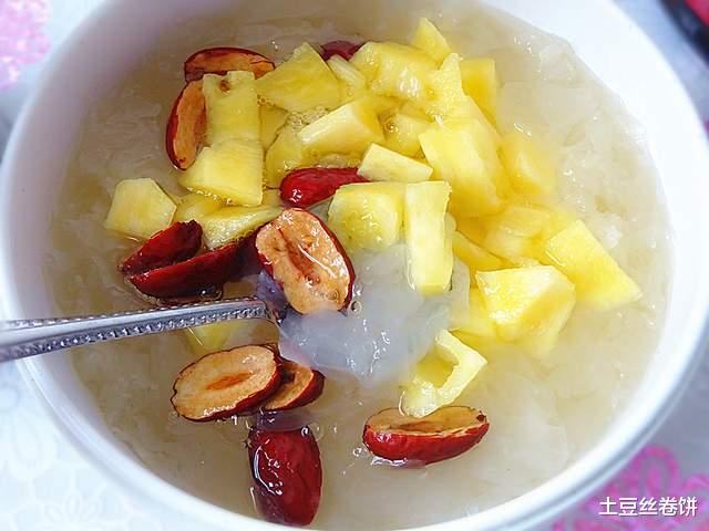 银耳 春天，女人们再忙也要做它吃，每周吃几次，能辅助瘦身，气色更好！