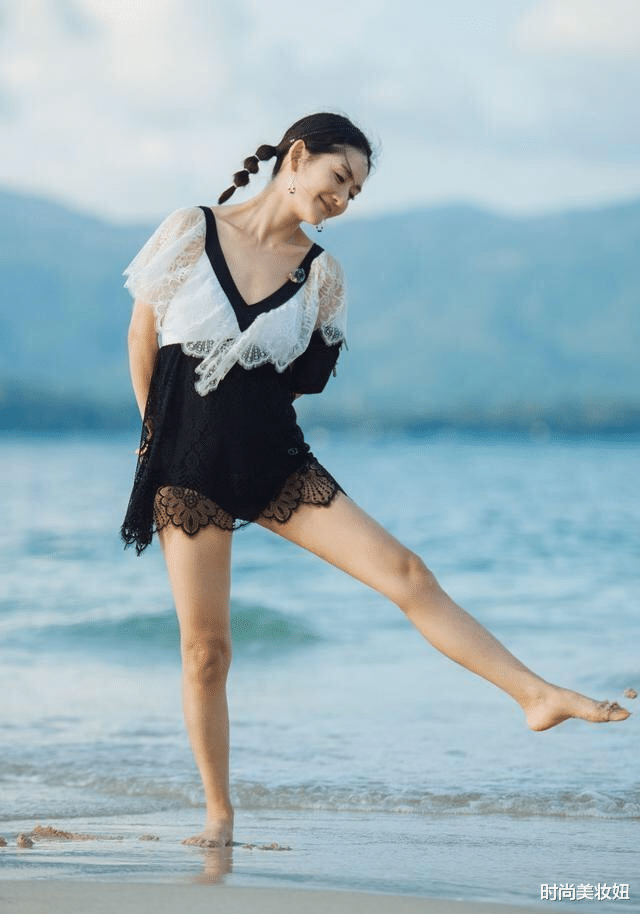 西装 谢娜剪齐刘海也太惊艳了!穿西装裙配长靴,妥妥的女团气质