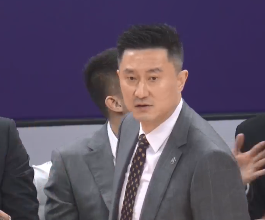 广东男篮|汤杰广东首秀失误被杜锋骂，连续抢断看出态度，撞到裁判有些尴尬