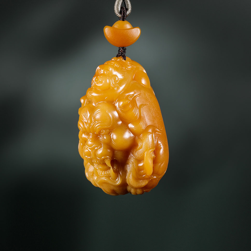 玉雕|「璞玉雅藏」红皮白肉和田玉籽料 把件 海派玉雕大师万德旭 制