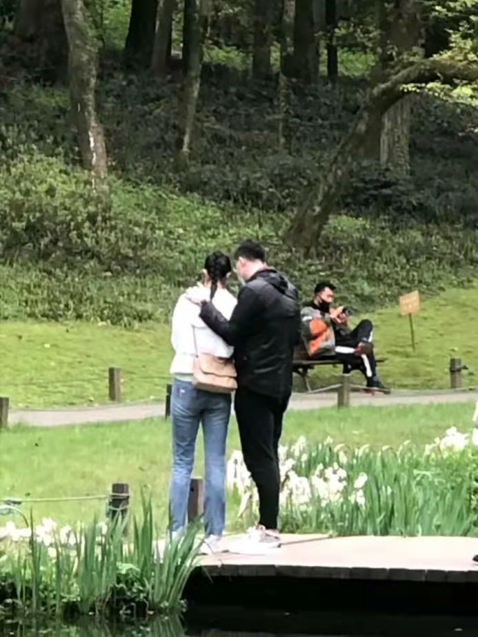 张常宁|中国女排张常宁，携老公出游遭遇尴尬事，美照曝光又被斥不守规矩