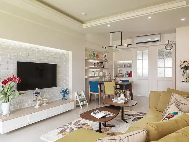 76平欧式二居室，餐厅彩色木质餐厅家具让这个空间更年轻活跃