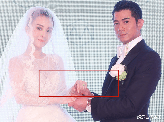 郭富城|郭富城小22岁妻子深夜晒婚礼照片，手上钻戒太抢眼，网友直呼嫉妒
