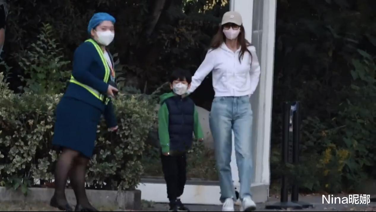 Angelababy|Angelababy带儿子上班被拍,穿卫衣同儿子对镜头跳舞,儿子戴口罩像黄晓明