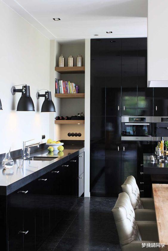 灶台拐角抬高2cm放厨电,这细节处理太棒了,水渍流不去清洁省心