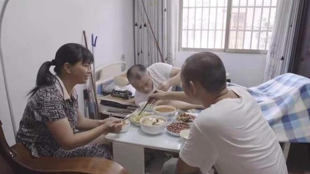 流言蜚语|她带着前夫改嫁，3人同住一屋，用8个字回应流言蜚语，暖心