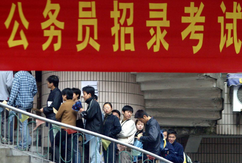 求职|文科生求职不易,却被称“考公能手”,尤其这4个专业很“吃香”