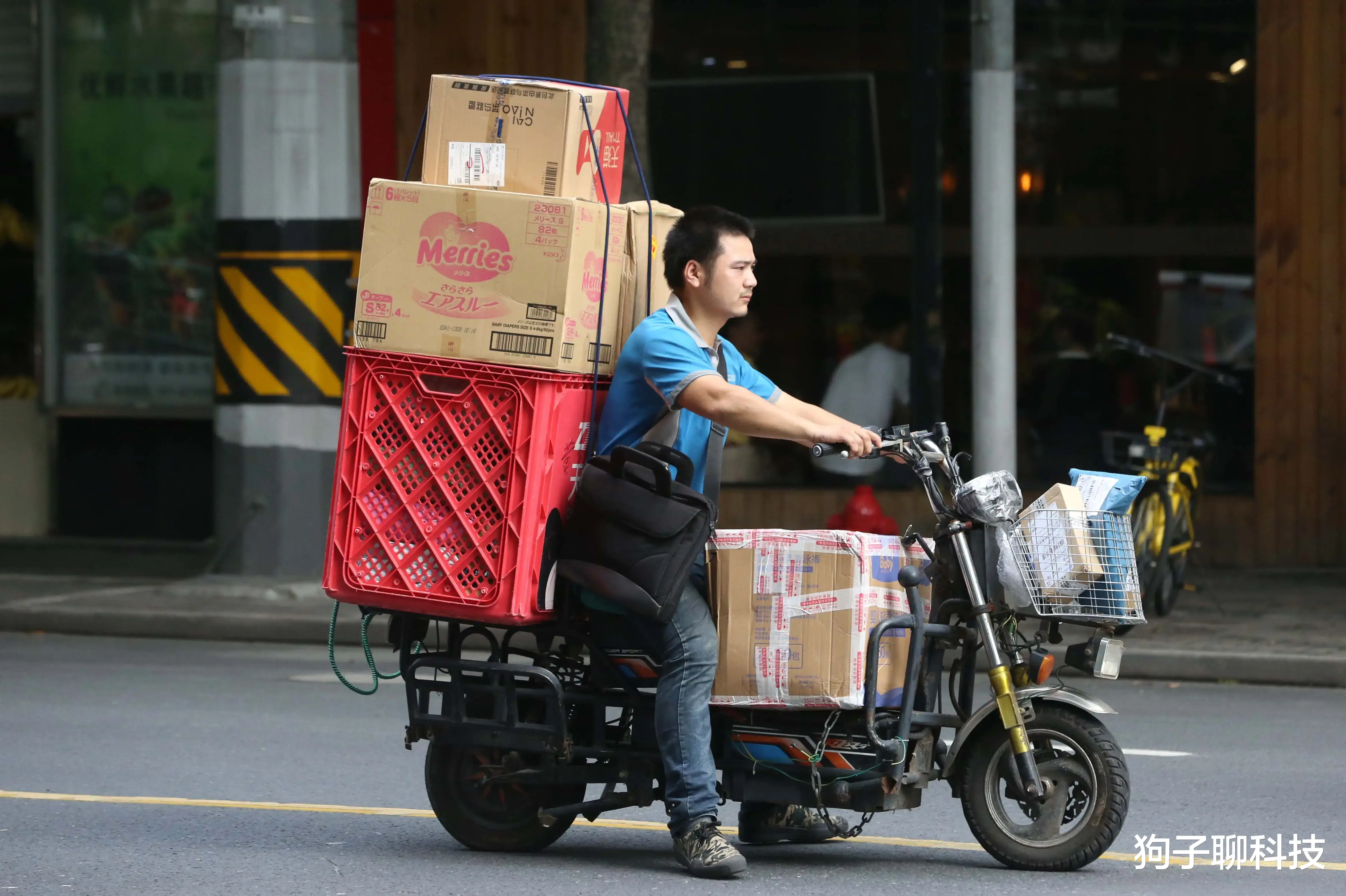 上海市|上海地区的快递小哥都去干私单了，一天收入一万，一个月首付一套房