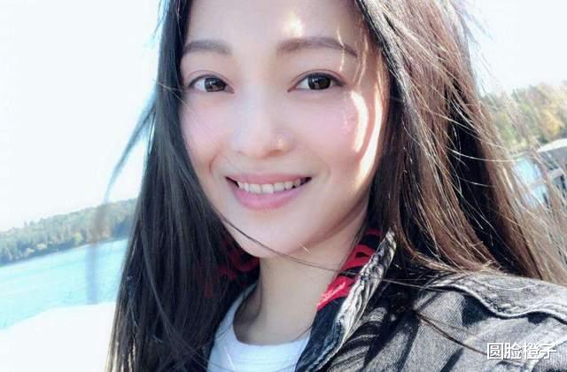 40岁还能演学生的女星，我只服这3位，不用装嫩，就是这么显年轻