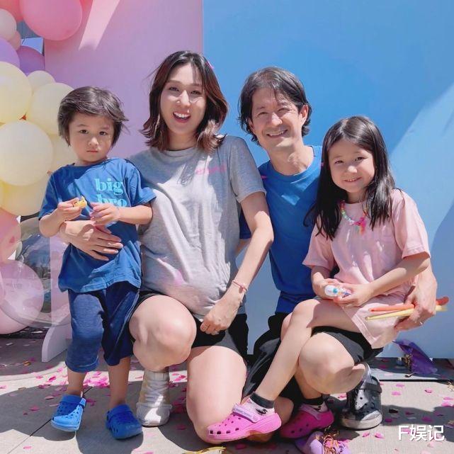 |钟嘉欣分享亲吻小女儿脸颊宣布第三胎女儿出生 一家五口握手照很有爱