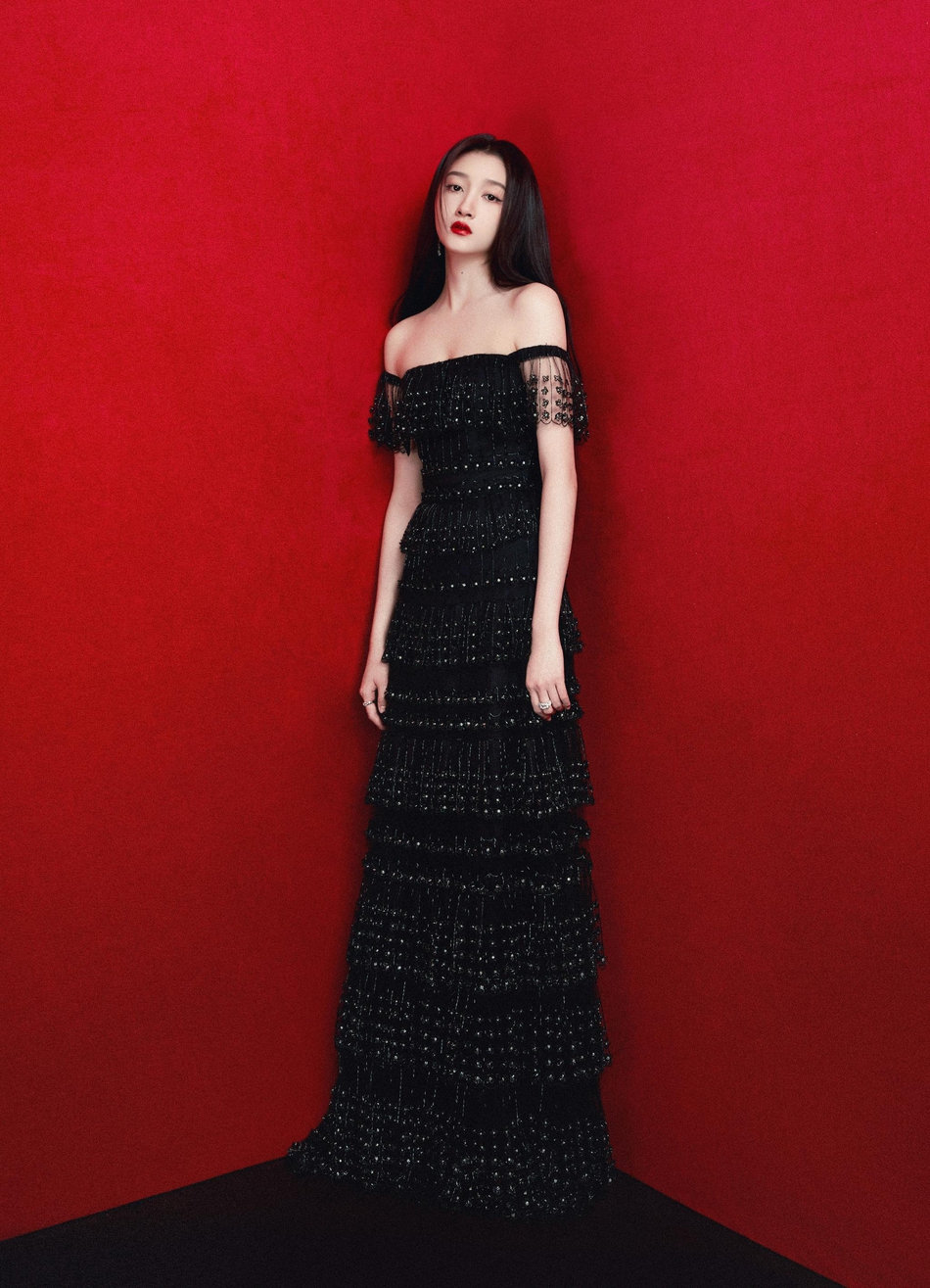 关晓彤|关晓彤真的成熟了，一袭黑裙小性感中透露着优雅，妩媚动人 。