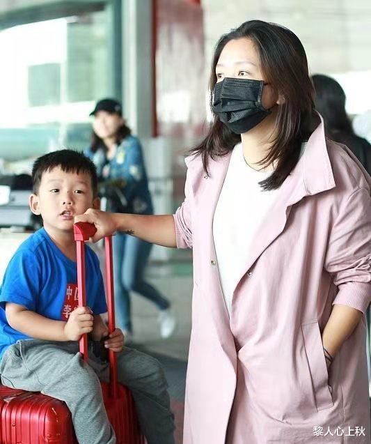 何洁|何洁真活成了汉子！带娃出街穿得像保姆，不修边幅哪有半点明星相