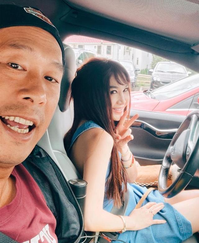 温碧霞 55岁温碧霞穿牛仔裙出镜,皮肤白皙状态好,一家三口同框画面温馨