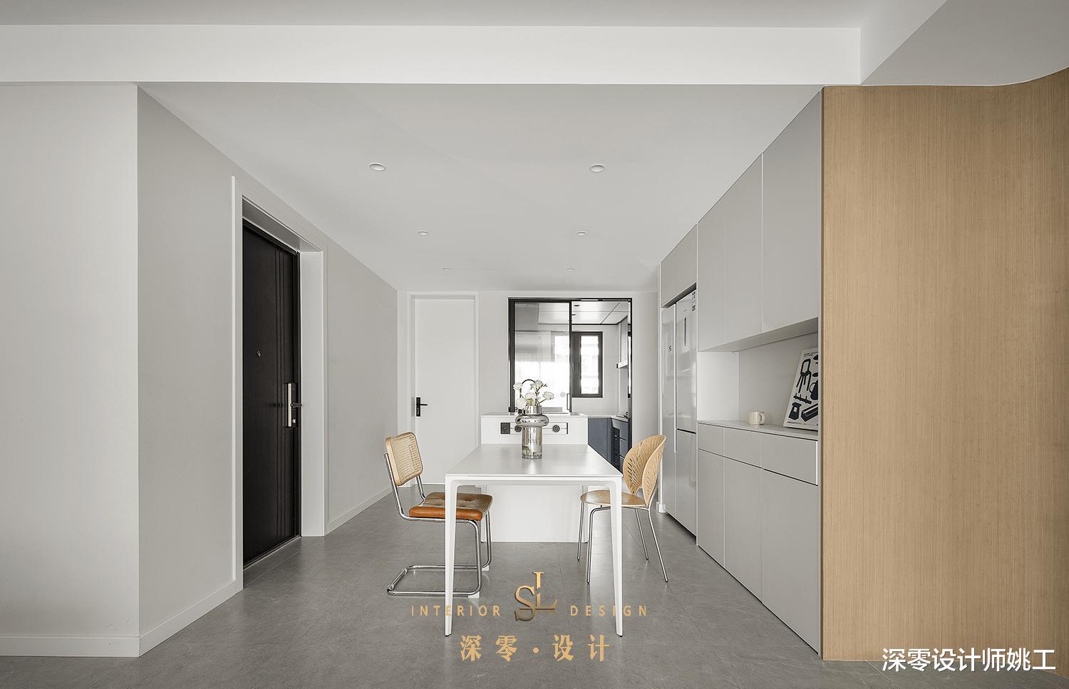 125㎡三代同堂的简约住宅,即使全屋刷灰白墙,也丝毫不失温馨感