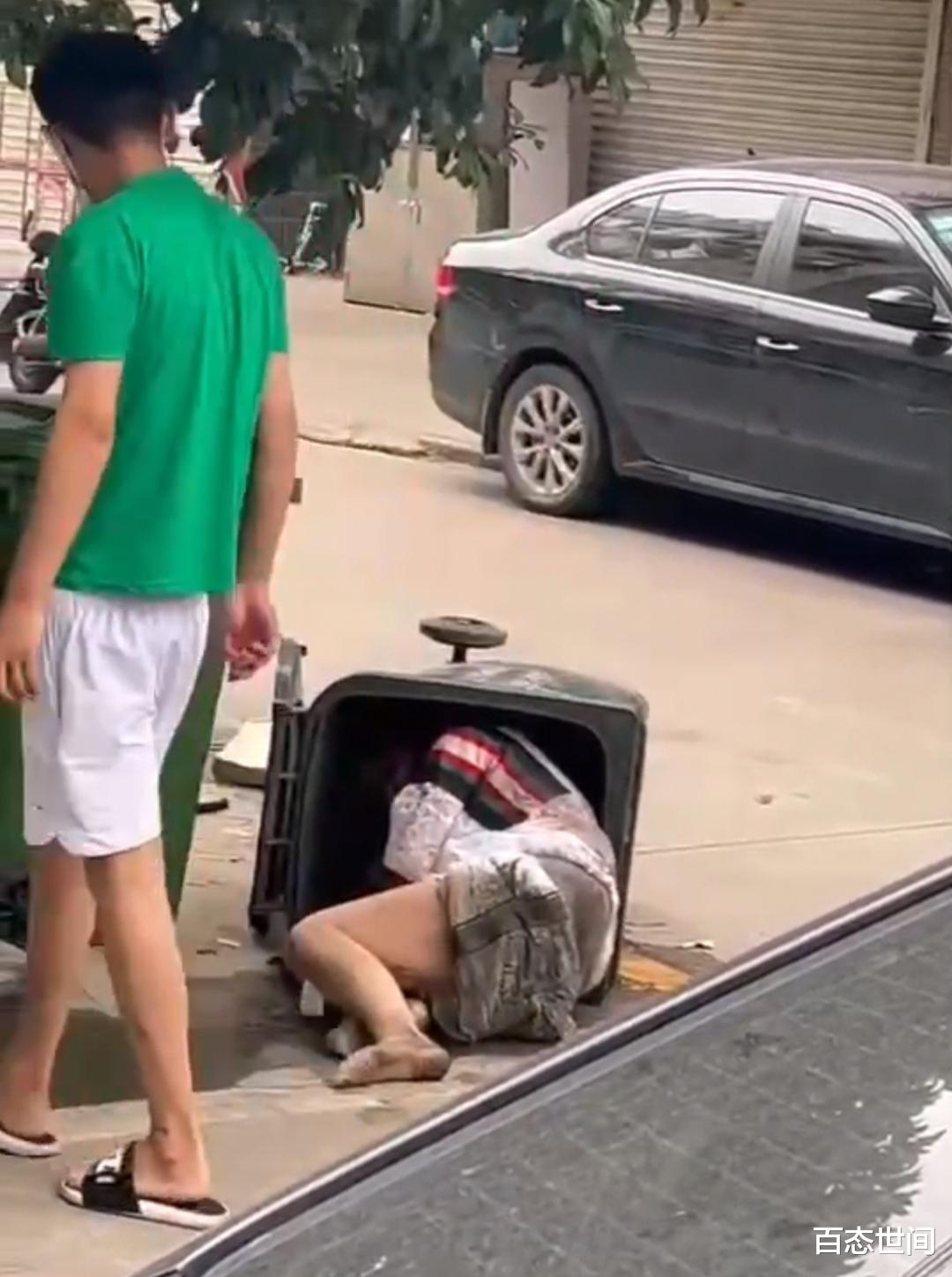 桐乡一男子当街殴打女子,把女子往垃圾桶里装,自称被女子骗了钱