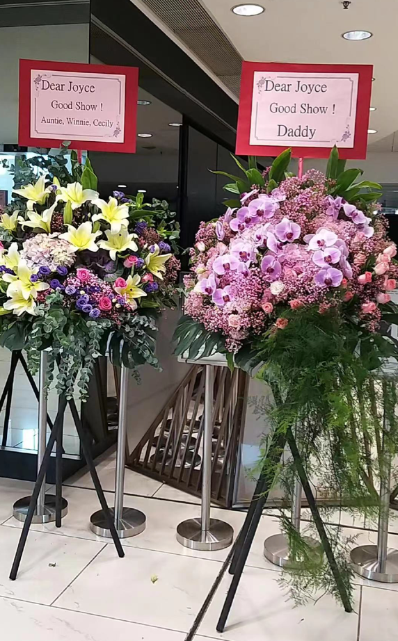 郑欣宜|郑欣宜演唱会上被送戒指！父亲郑少秋台下大笑，打扮潮流不显老