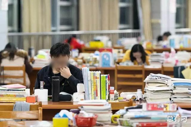 女子去世,医生父亲坚持要尸检,女婿当场下跪阻止