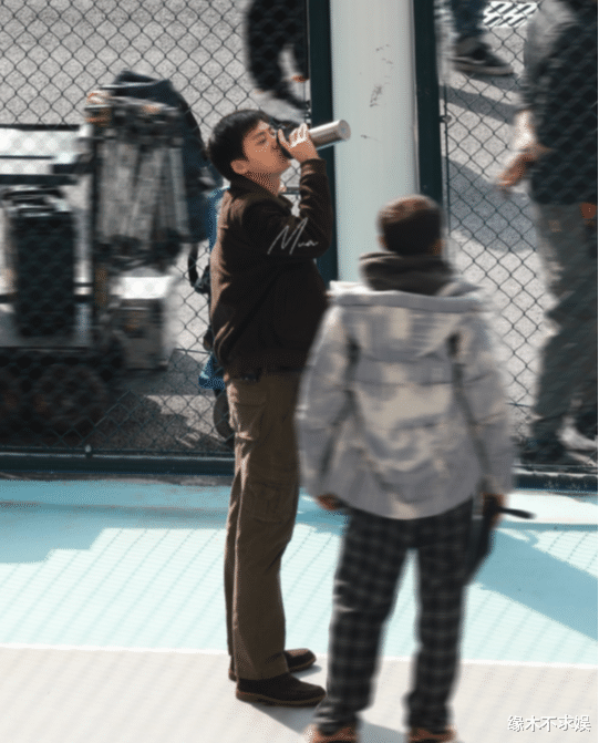 李易峰|李易峰自拍太随性,《操场》生图和精修差距大,粉丝:不一样的拽