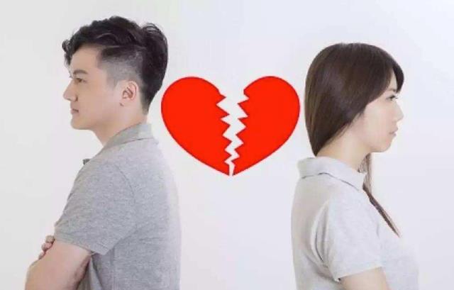 欲离婚夫妻街上拉扯,路过警察发现男子腰间藏斧头存隐患将其制服