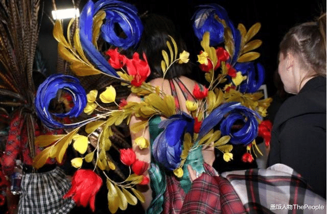 维多利亚的秘密|同样挥动着“翅膀”:有女星美若天仙、惊艳四座,有人像扑棱蛾子