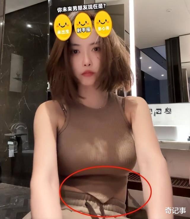 |聂小雨穿紧身吊带拍段子，网友却在关注她的肚子：几天不见又大了