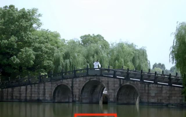 新白蛇传|《新白蛇传》白娘子女扮男装敷衍，假睫毛咬唇妆，被指扮了个寂寞