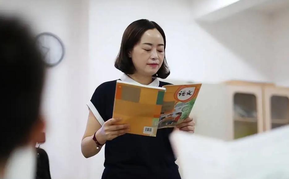 穿衣搭配|同样都是事业单位，医院护士和教师生活境遇不同，幸好听了老妈话