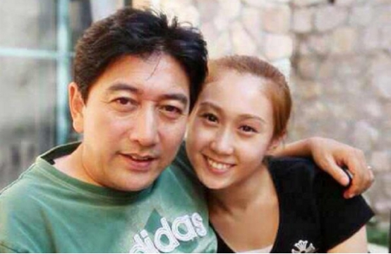 央视|水均益女儿进央视工作！中英采访视频太专业，身材火辣能力不输爸