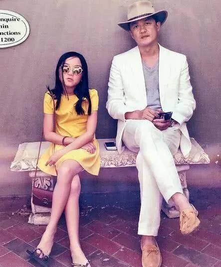 李嫣|李嫣晒母女同框油画,眼神无畏且霸气,穿搭时尚,疑似回应争议