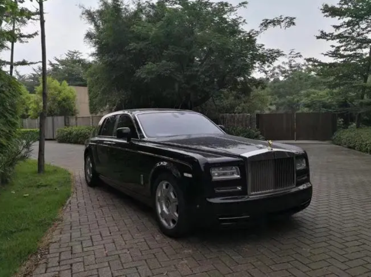 银行|上海富婆招聘男司机，月收入10万还管吃管住，4条要求有人满足吗