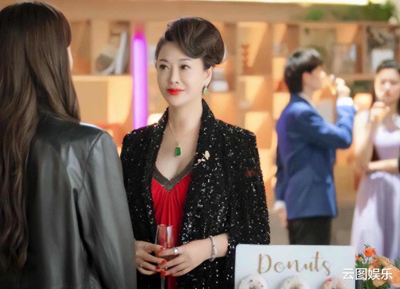 郭金|TVB女星郭金近照,穿皮草戴翡翠显奢华,已成内地珠宝公司董事