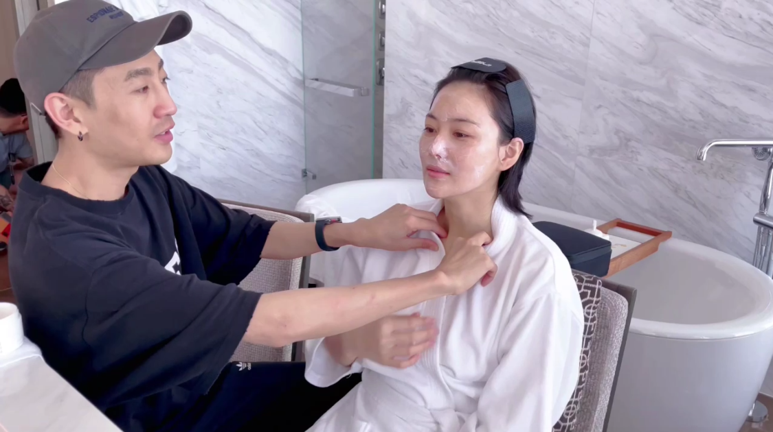 张馨予|不怕何捷吃醋？张馨予穿浴袍被男友人按摩，抚摸脖子锁骨超暧昧