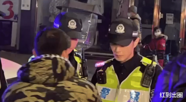 酒吧|?众星穿交警制服到酒吧普法，陈小春拿警棍霸气十足，认真检查过往车辆