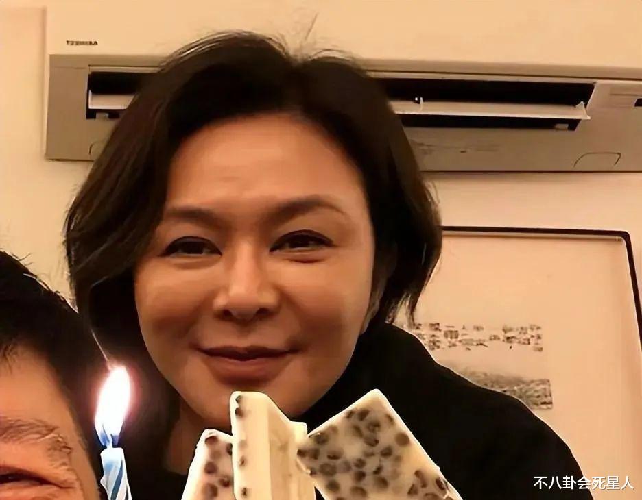 生图|活在滤镜里的“不老女神”,生图下干瘪松弛,眼神无光,原形毕露