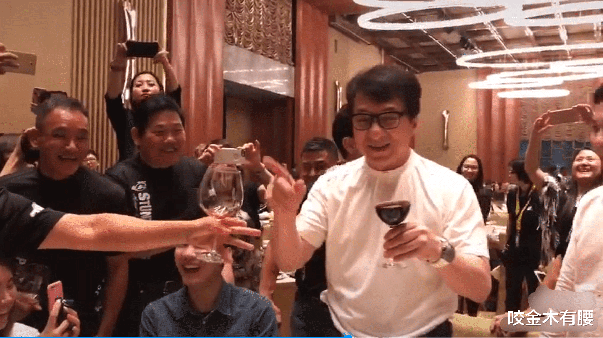成龙|成龙带成家班聚会,满杯红酒一口闷,奈何女儿生活落魄靠接济度日