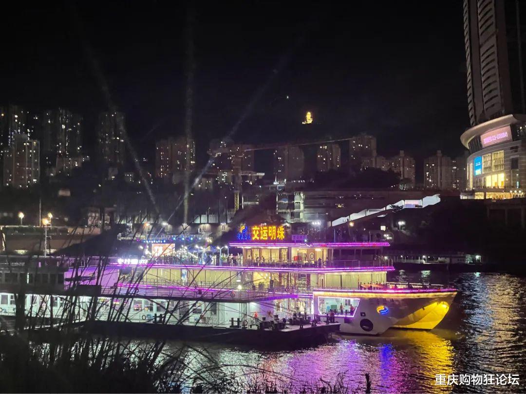 洪崖洞|洪崖洞过气大剧院崛起了？现在流行人山人海半夜看江……