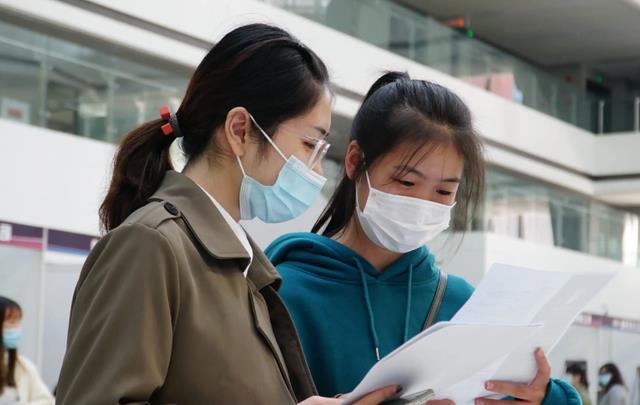 西安|名校毕业的女儿被大厂裁员,母亲焦虑到崩溃,网友:哭有什么用