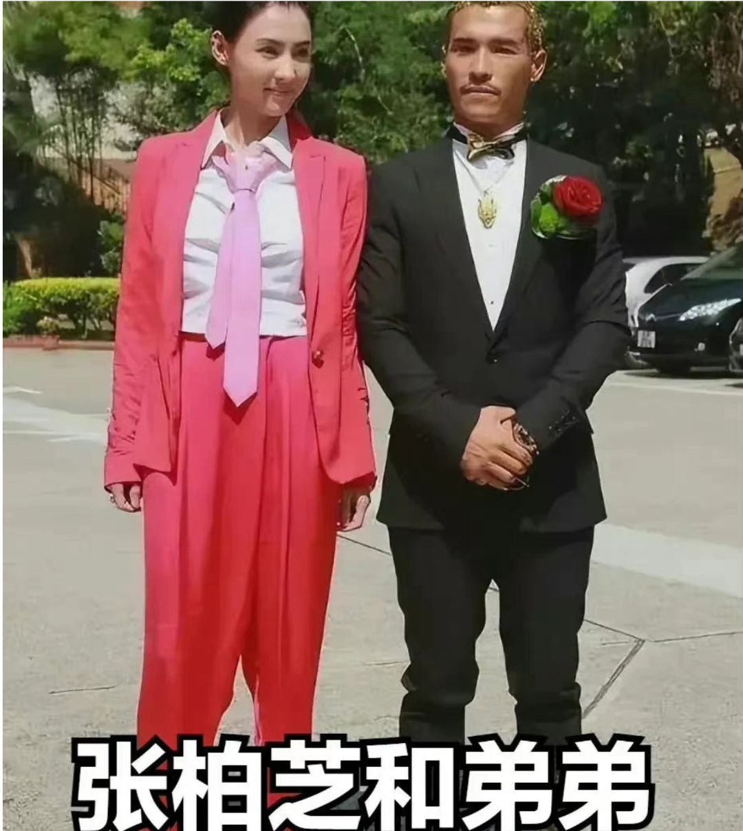 明星|众明星家庭合影曝光,当基因存在“偏心”,子女的长相就像开盲盒