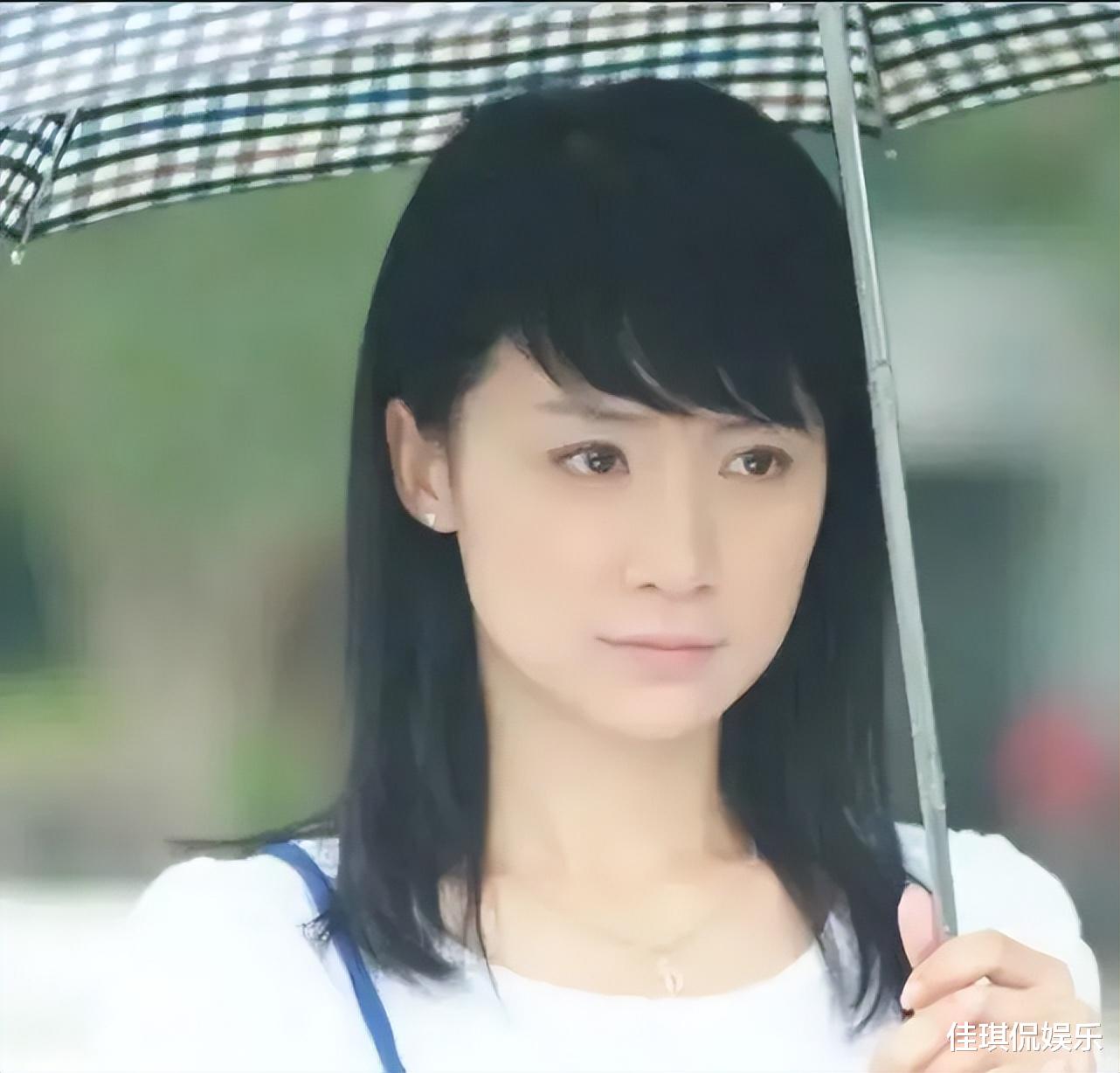 姚芊羽|43岁的姚芊羽，解锁了新手势“升级版比心”。活脱脱一张网红脸