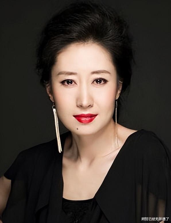 刘敏涛|46岁刘敏涛爆出恋情瓜，与男友豪车内热吻，双眼紧闭十分投入