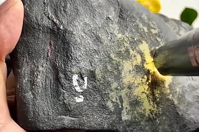 翡翠|翡翠原石中的裂纹及与色的关系