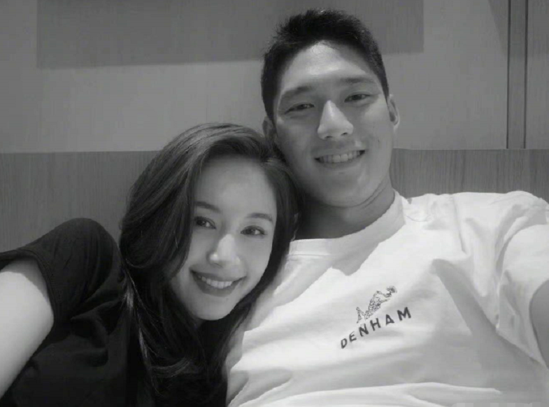 王子文|35岁王子文素颜正面照曝光！皮肤白皙似少女，坐吴永恩肩上太幸福