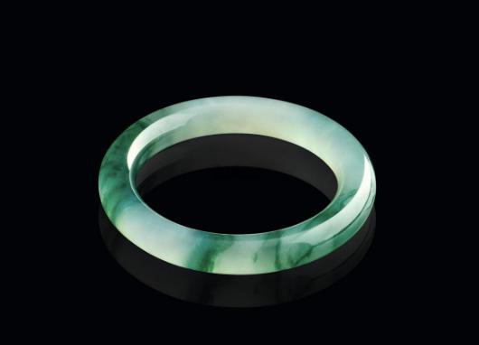 翡翠手镯|翡翠手镯款式那么少，为何选择它的人那么多呢？