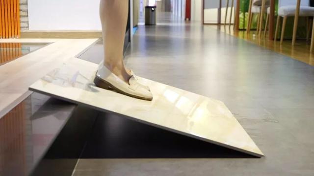 ?我家全屋瓷砖,爸妈家全屋木地板,两种地面用起来有何不同?