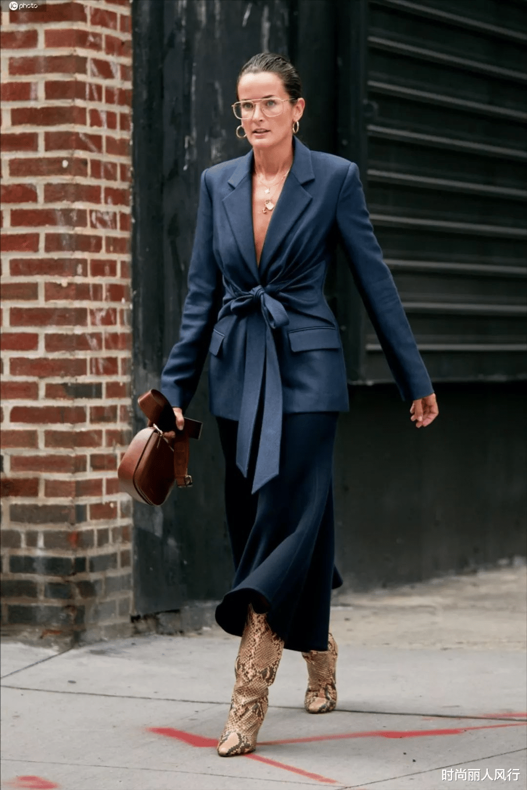 西装|秋天西装这么穿更有时尚感，既能满足通勤需求，还能藏肉让你显瘦