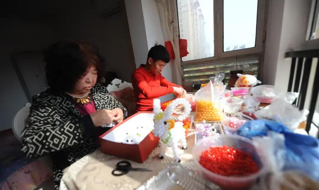 河南28岁小伙与65岁大妈相恋结婚,大妈:我可以做试管婴儿