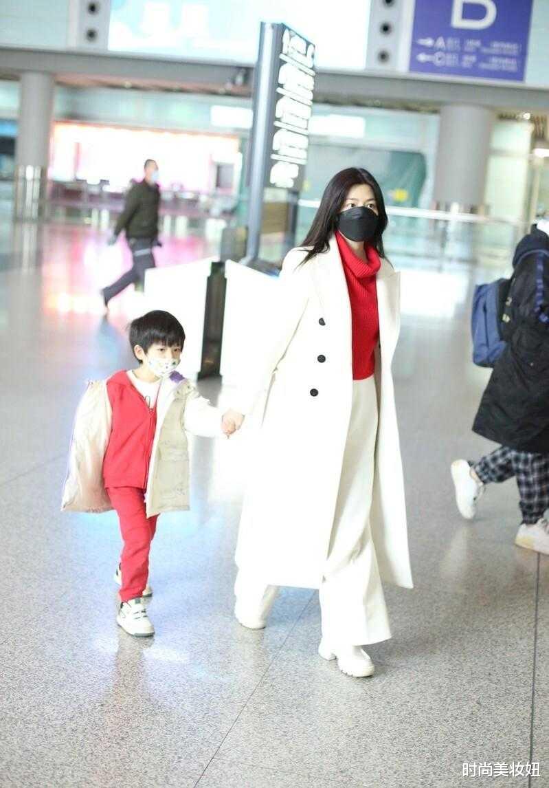 陈妍希|陈妍希带儿子小星星现身机场，穿白色大衣配阔腿裤，气质很高级