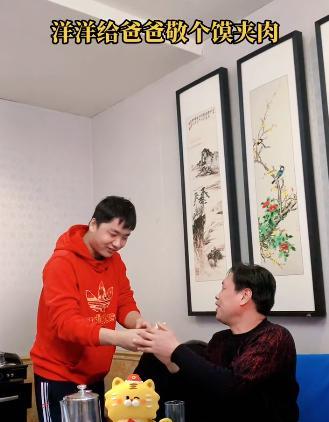 张洋洋|张洋洋生父哽咽落泪，诉说自己对儿子的想念，直言李芳24年不容易