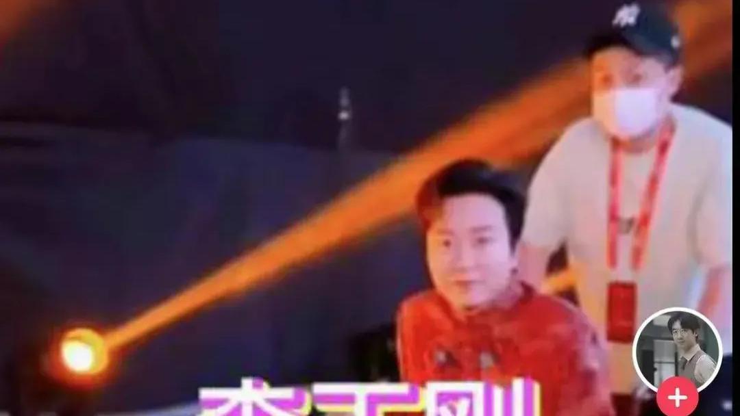 |李玉刚病情持续加重，坐上轮椅！他自己连腿都无法迈开，根本不能直立行走！