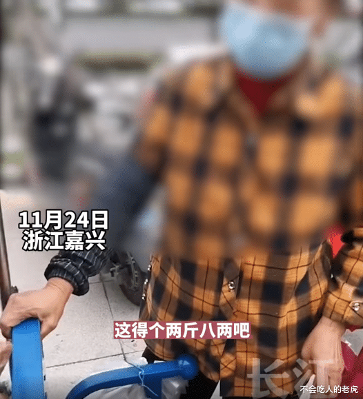 浙江嘉兴:男子买四个烤红薯,摊贩大妈说4斤重收35元,回家一过秤只有2.5斤!